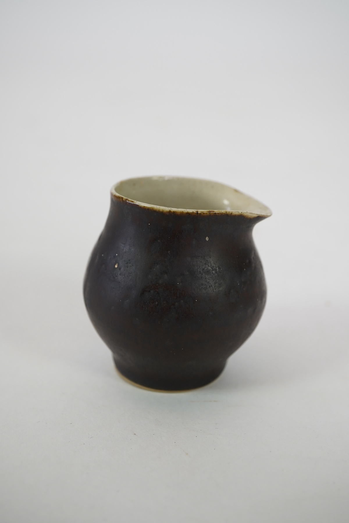 Dame Lucie Rie DBE (Austrian/British, 1902-1995): A stoneware pourer